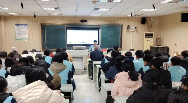 孟子研究院组织讲师团队走进拳铺中学，让传统文化与法治精神同频共振